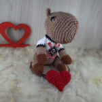Capivara Torcedora em Amigurumi. - Imagem 4
