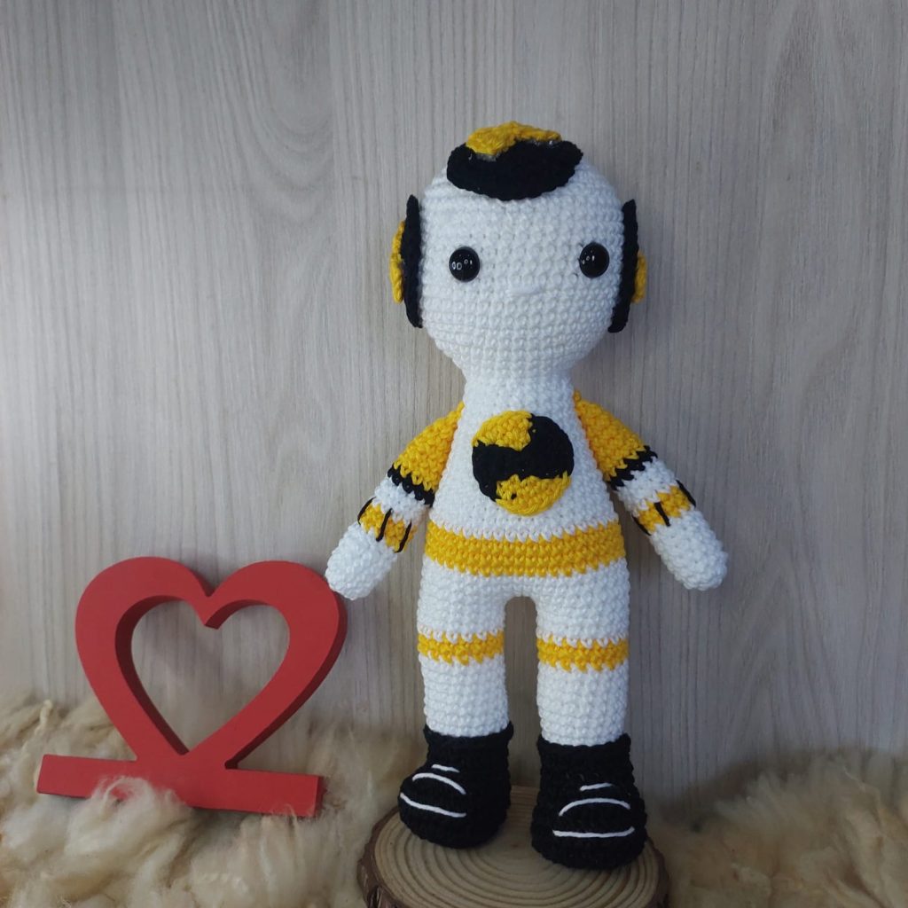 Mini Dummy Amigurumi - boneco de crochê amarelo canário e preto com sapatos