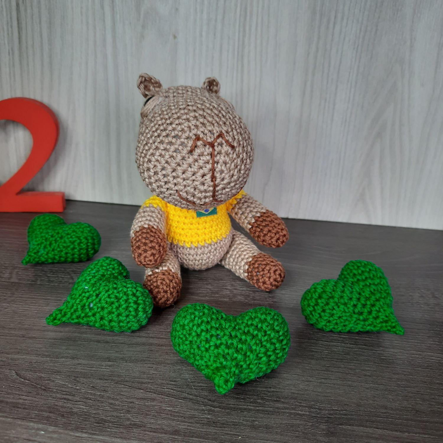 Capivara Torcedora em Amigurumi. - Imagem 3