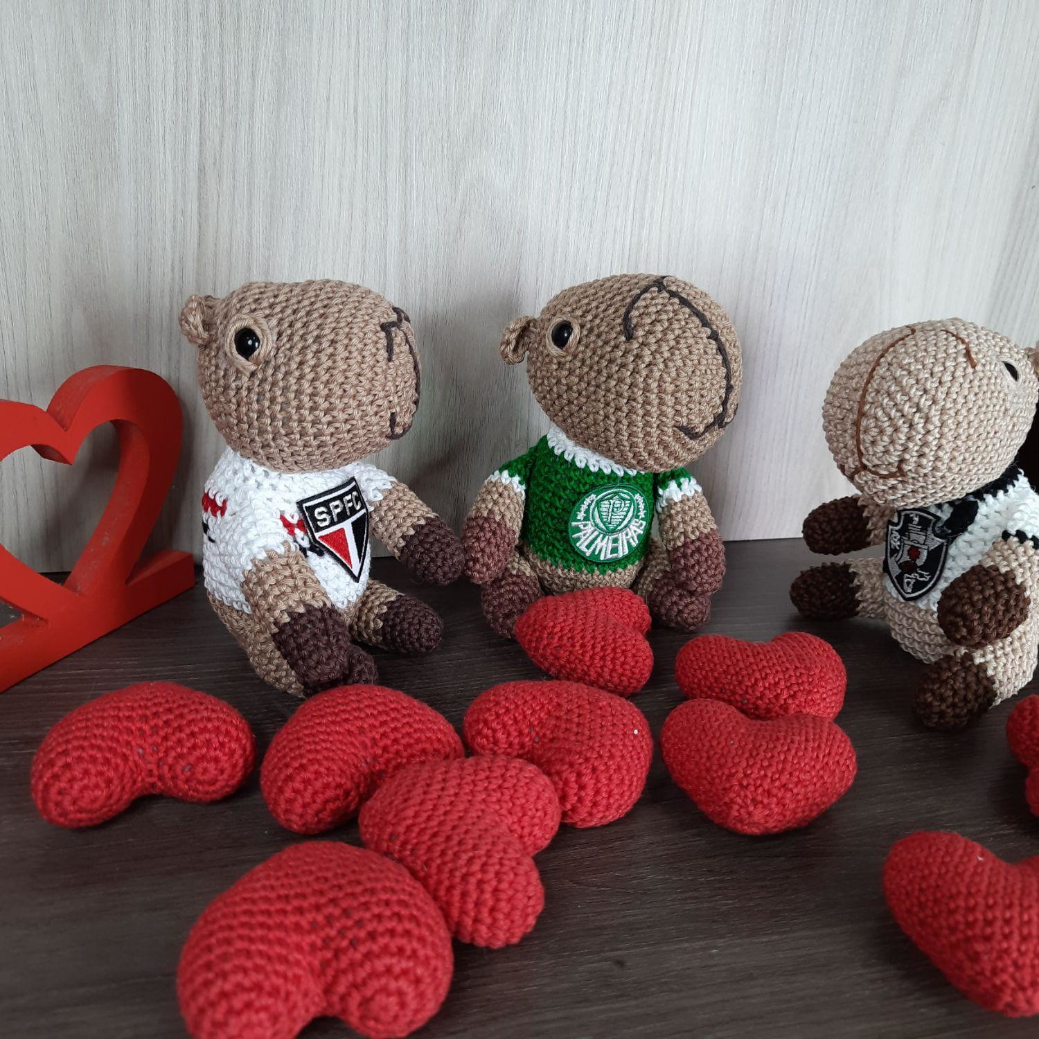 Capivara Torcedora em Amigurumi. - Imagem 2