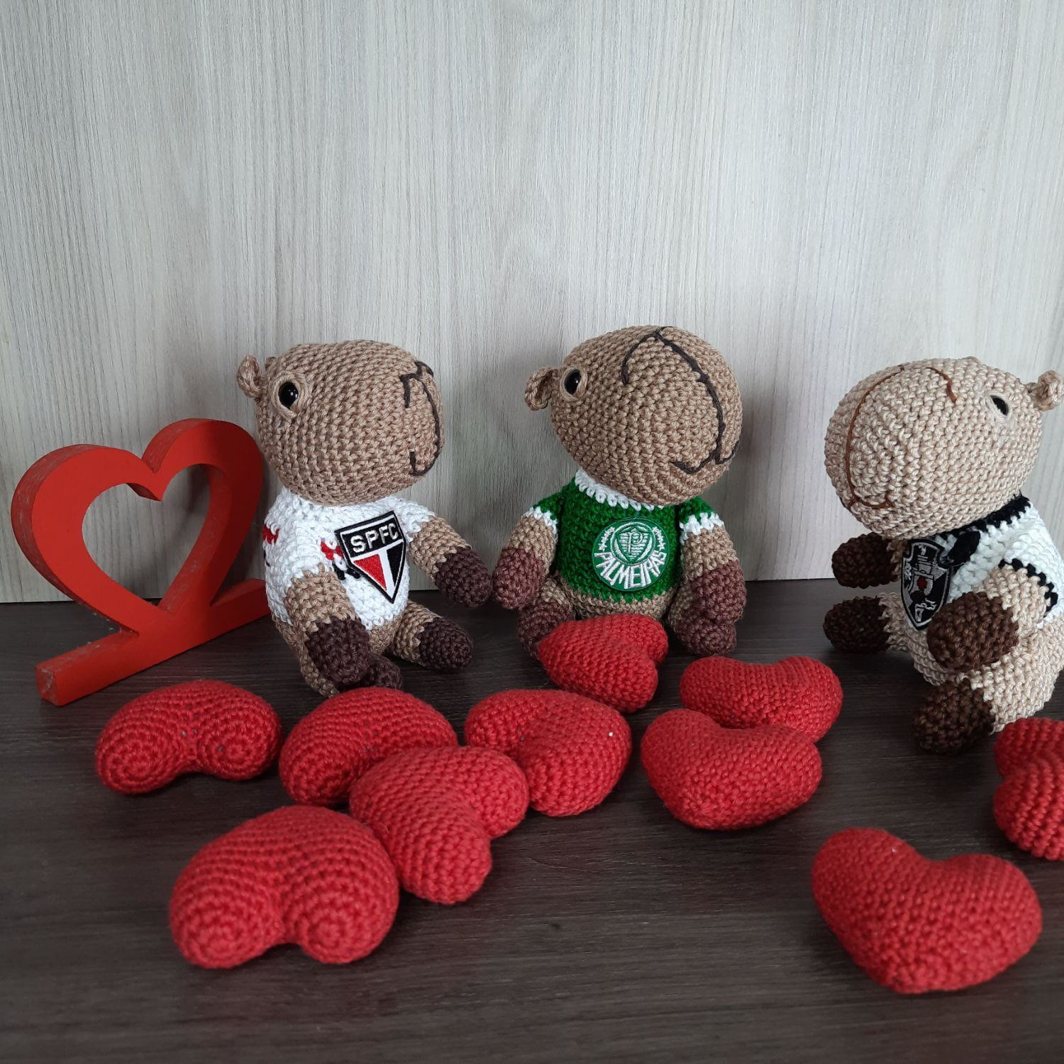 Capivara Torcedora em Amigurumi. - Imagem 3