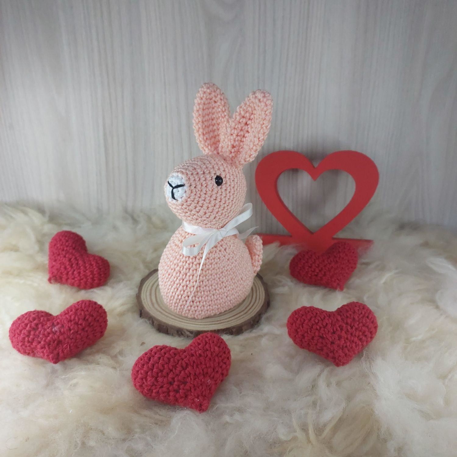 Coelhinho Sentado em Amigurumi. - Imagem 3