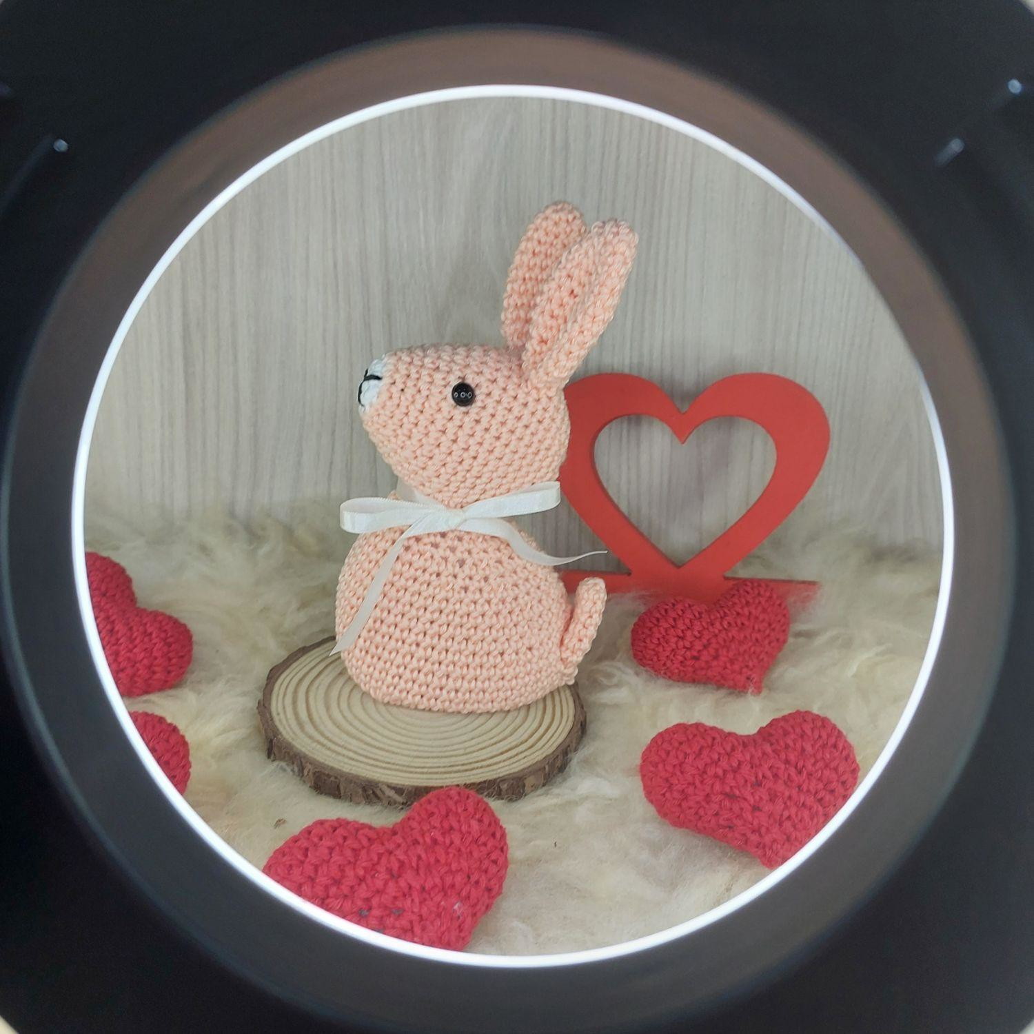 Coelhinho Sentado em Amigurumi.