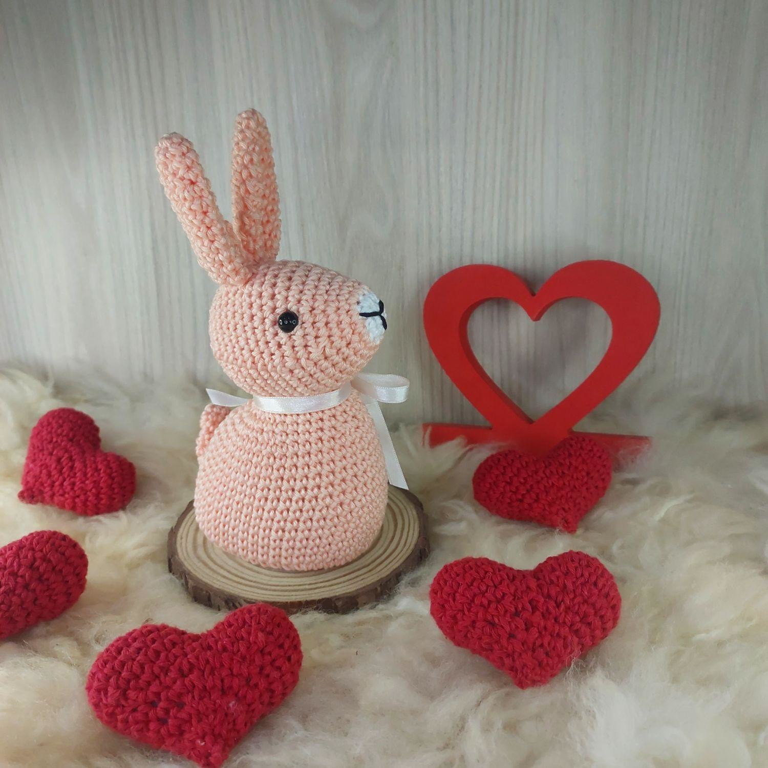 Coelhinho Sentado em Amigurumi. - Imagem 2