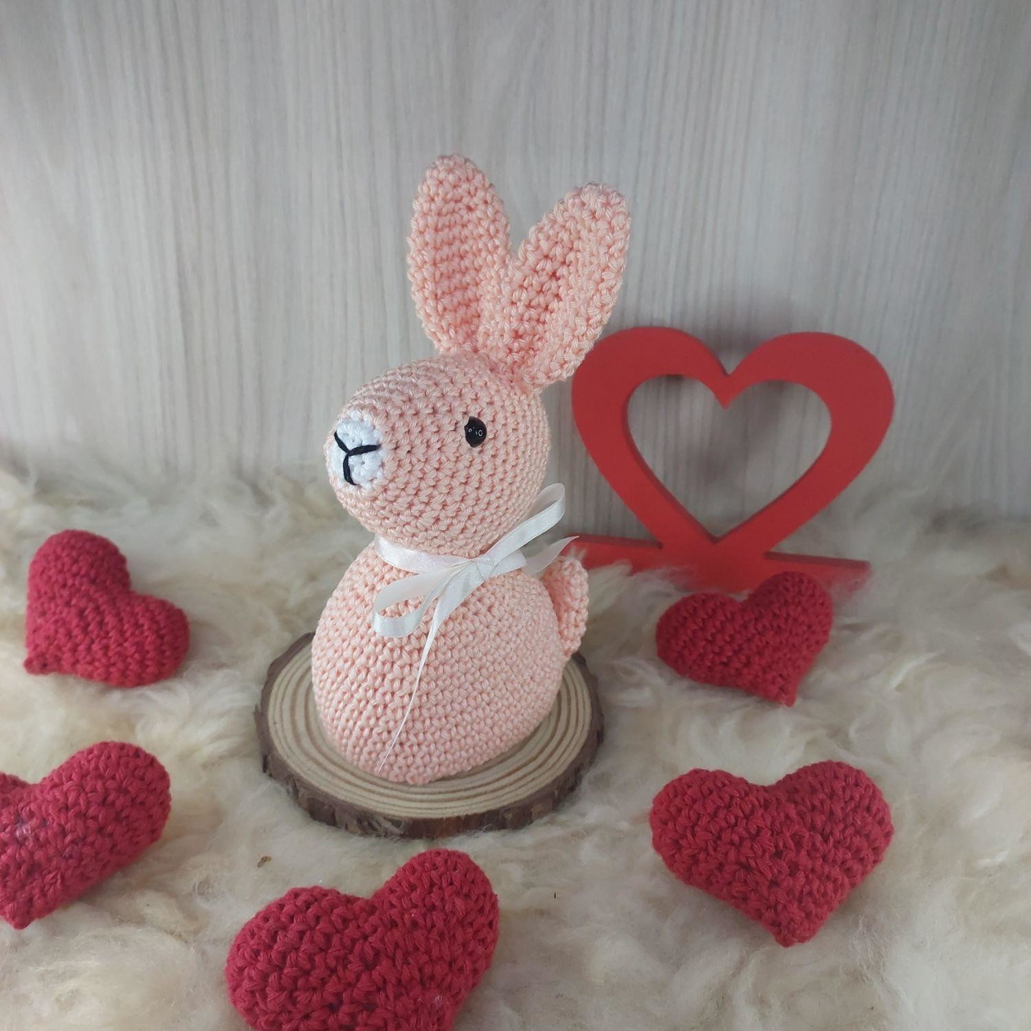 Coelhinho Sentado em Amigurumi. - Imagem 4