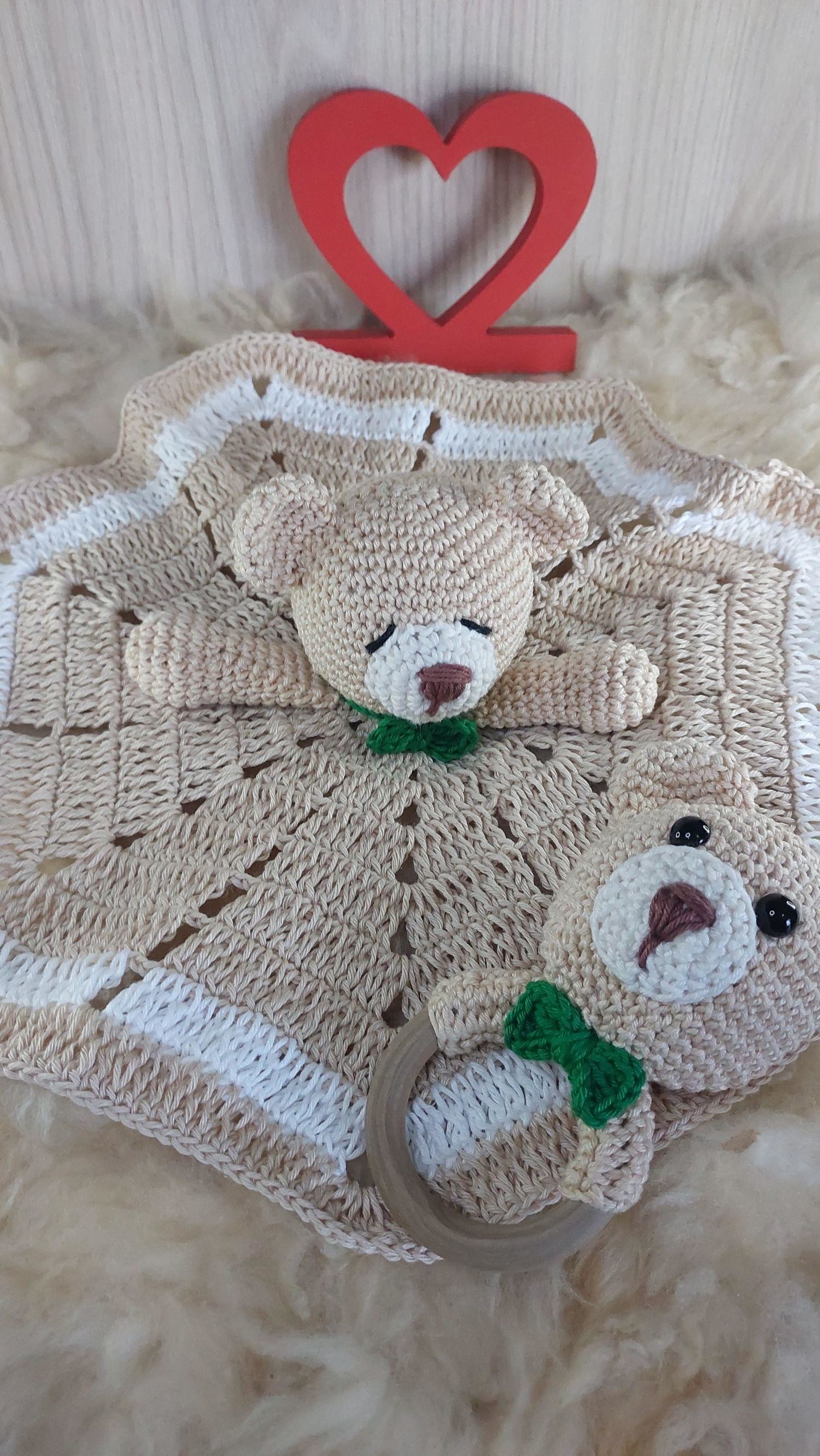Kit Naninha e Chocalho de Ursinho em Amigurumi.