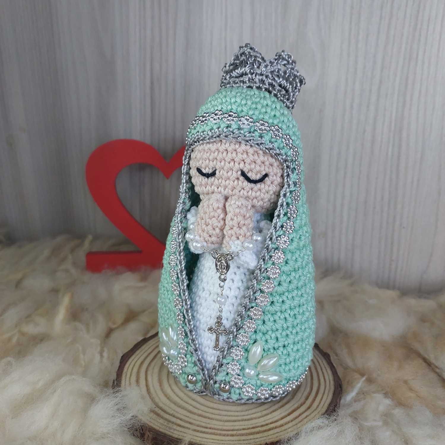 Santinha Manto Verde em Amigurumi.