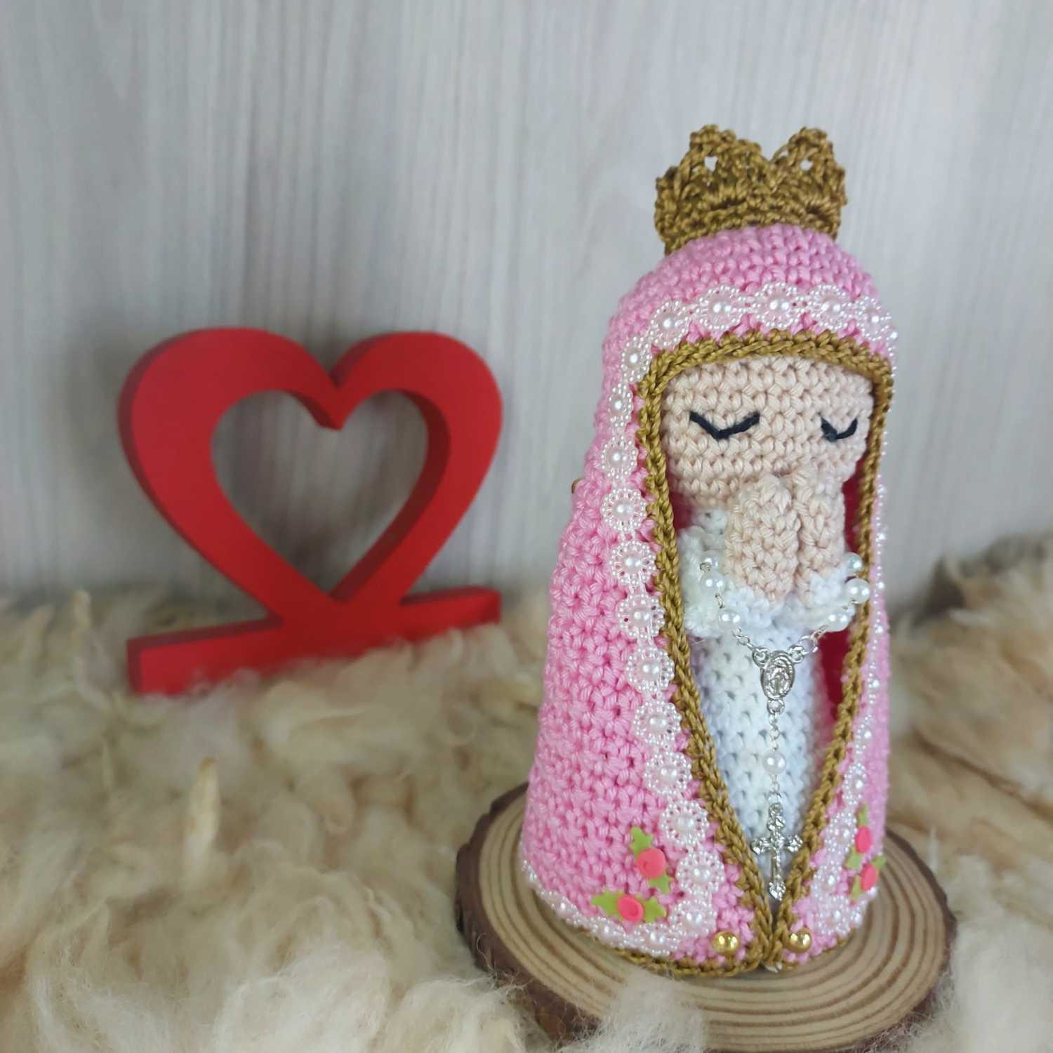 Santinha Manto Rosa em Amigurumi. - Imagem 2