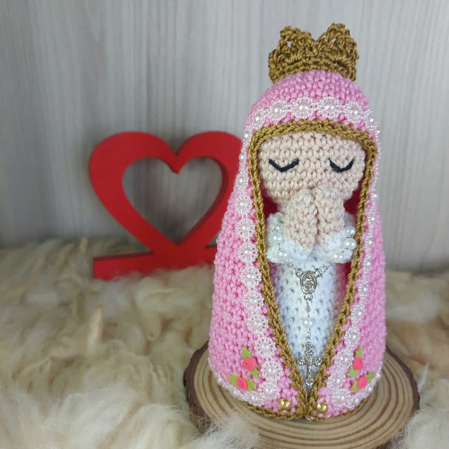 Santinha Manto Rosa em Amigurumi.
