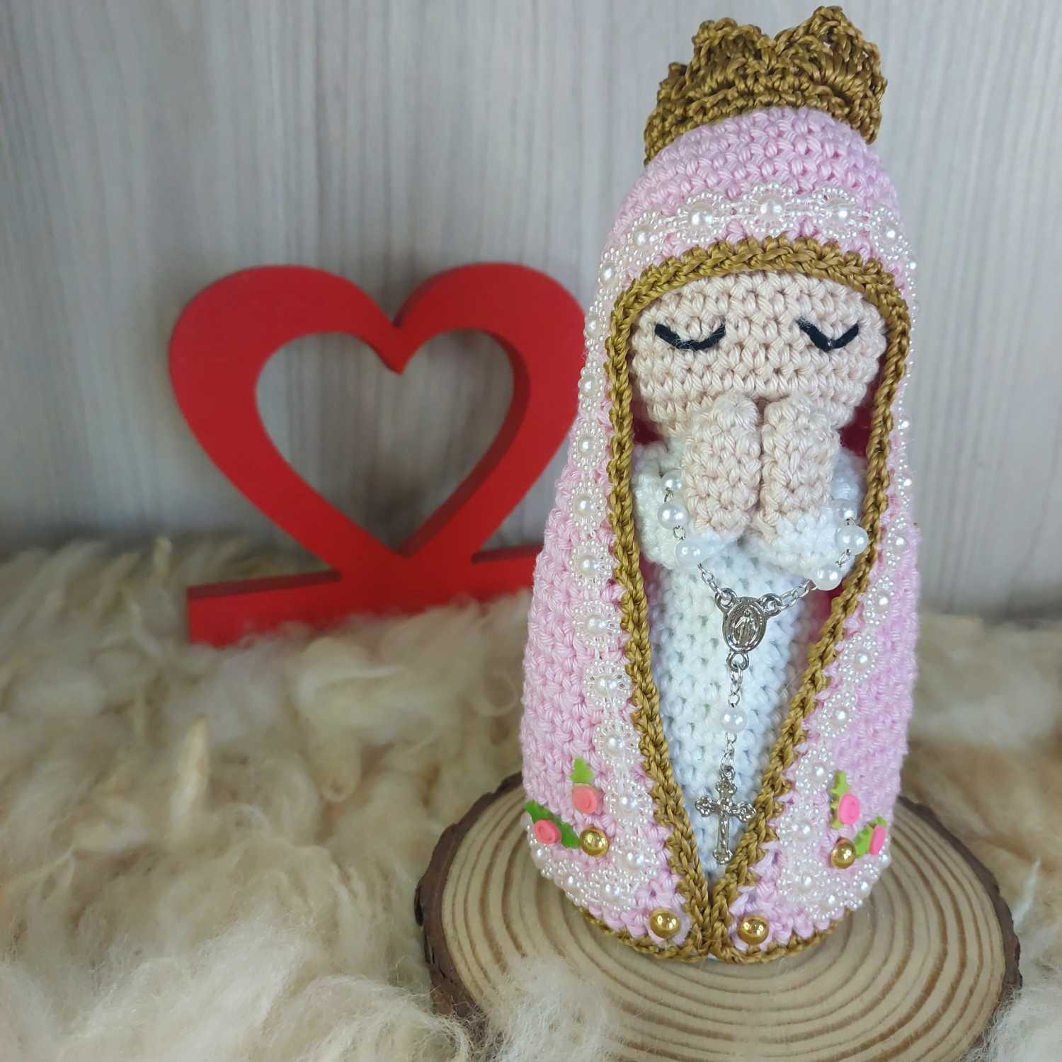 Santinha Manto Rosa em Amigurumi.